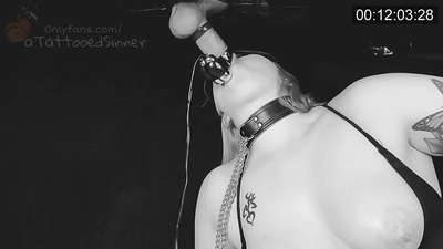 Skaista meitene ar perfektām krūtīm pie gloryhole